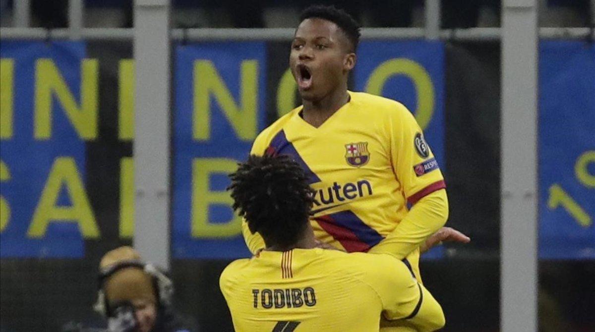 Ansu Fati, aupado por Todibo, tras marcar el 1-2 del Barça sobre el Inter.
