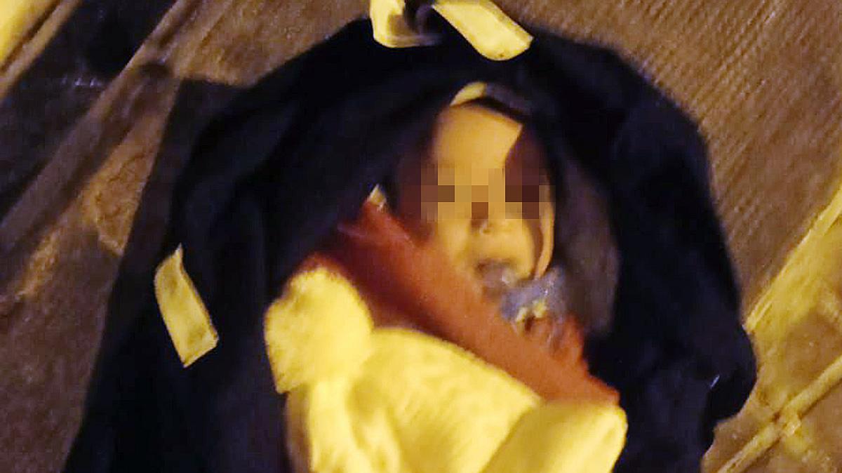 La mujer que ha encontrado al bebé de Sants: “Creí que era un muñeco pero movió los ojos”