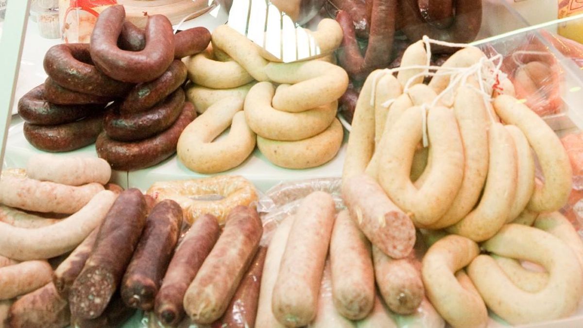 BARCELONA CANSALADERIA BRAGULAT 09/02/2012 MERCADO DE LA LLIBERAT BUTIFARRA DE HUEVO PARA EL DIJOUS GRAS FOTO MIQUEL MONFORT BARCELONA CANSALADERIA BRAGULAT 09/02/2012 MERCADO DE LA LLIBERAT BUTIFARRA DE HUEVO PARA EL DIJOUS GRAS FOTO MIQUEL MONFORT