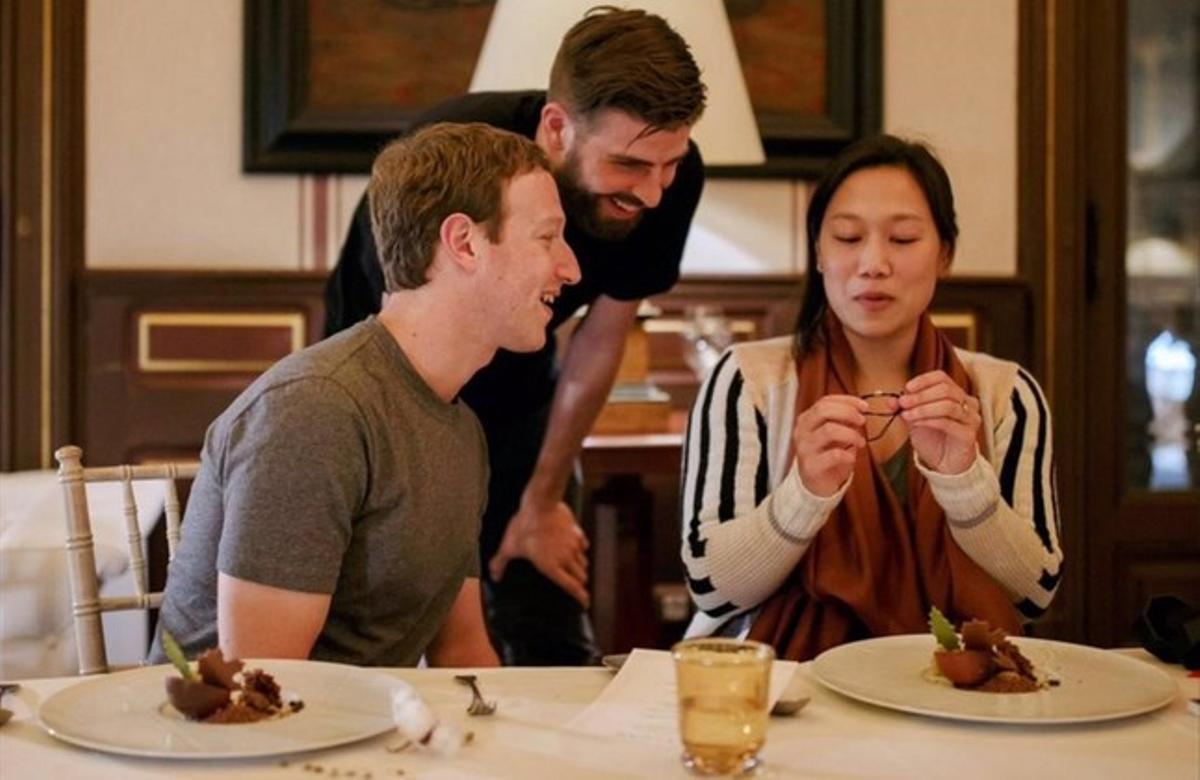 Mark Zuckerberg, Gerard Piqué y Priscila Chan, la noche del miércoles en el hotel Cotton House de Barcelona.