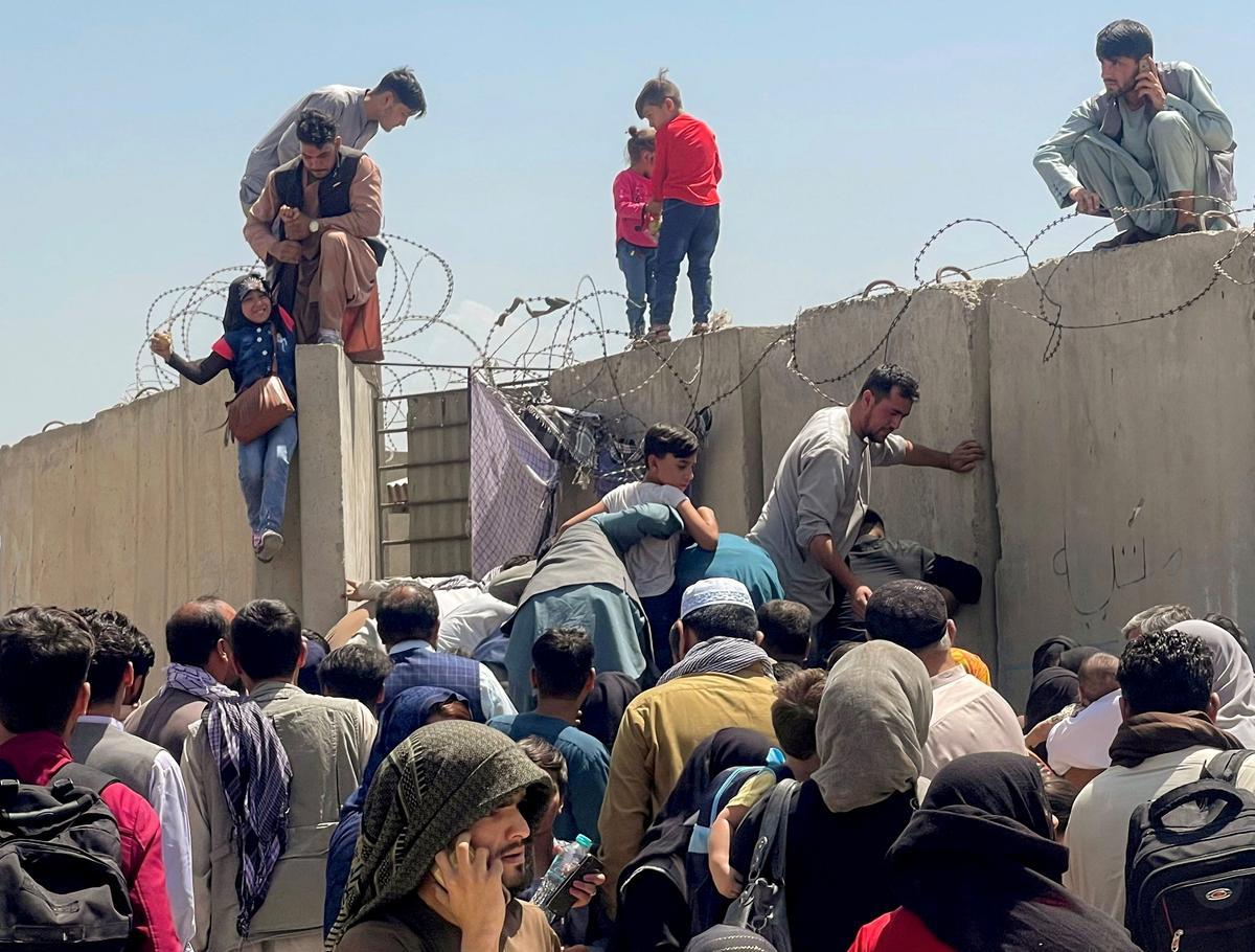 Afganos intentan acceder al aeropuerto Hamid Karzai de Kabul.