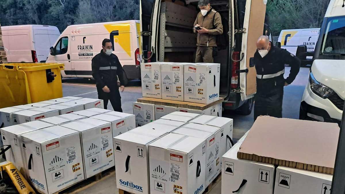 Varios operarios descargan una remesa de vacunas contra la covid-19 a su legada a la localidad barcelonesa de Sant Sadurní d’Anoia.