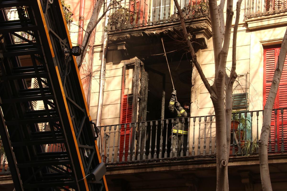 Un bombero trabajando en un piso incendiado en Barcelona