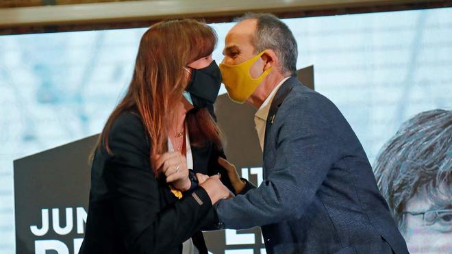 Laura Borràs besa a Jordi Turull durante un acto de campaña celebrado en Reus, en enero del 2021.