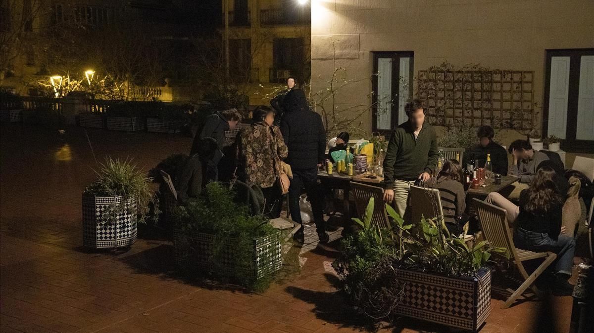 Una fiesta en el patio interior de una vivienda de la avenida Diagonal donde asistieron 27 personas. Una fiesta en el patio interior de una vivienda de la avenida Diagonal donde asistieron 27 personas.
