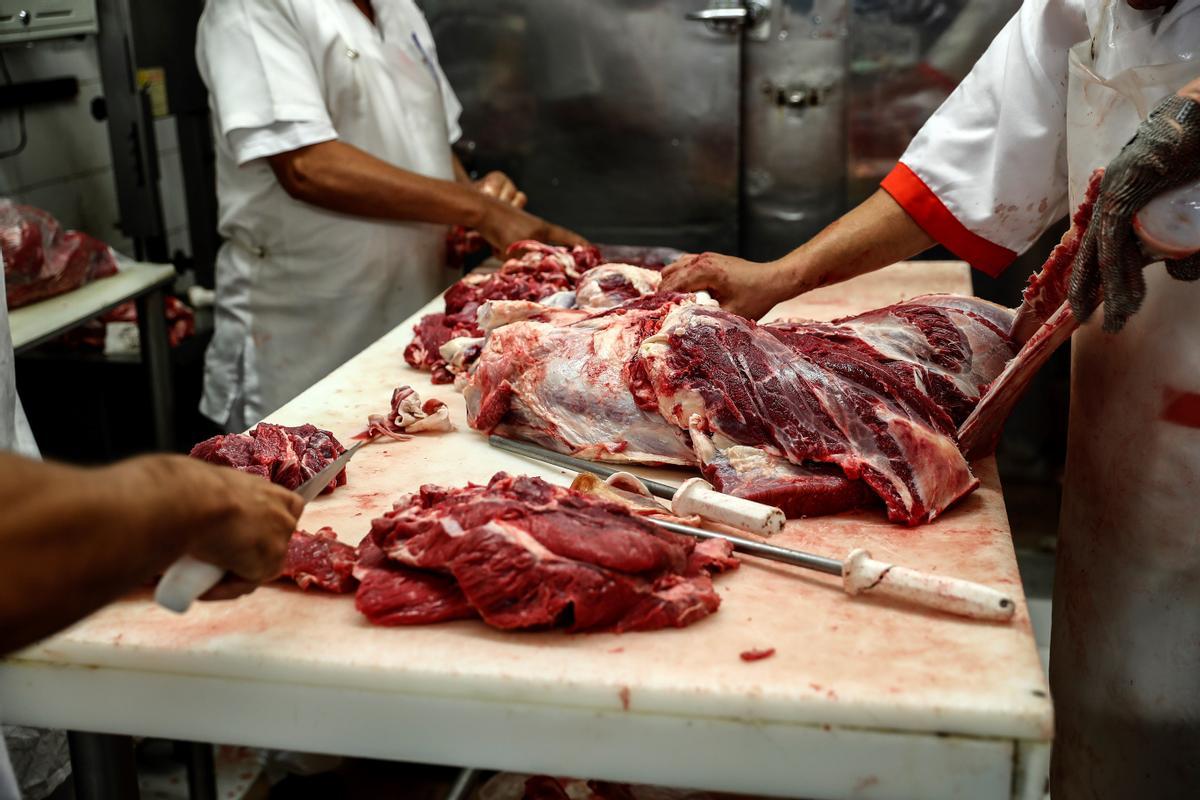 Carniceros preparan cortes de carne ayer en un mercado, en una imagen de archivo. EFE/ Sebastiao Moreira