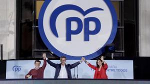 Almeida, Feijóo y Ayuso, esta madrugada, en el balcón instalado en la sede del PP en la calle de Génova. 
