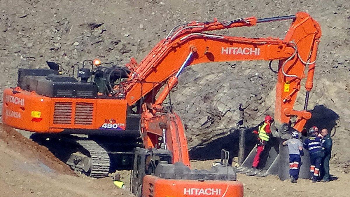 Mineros y otros operarios inspeccionan el pozo excavado para llegar hasta Julen.