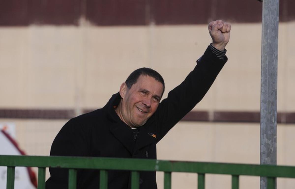  Arnaldo Otegi, con el puño en alto, a su salida de la cárcel de Logroño el pasado 1 de marzo.