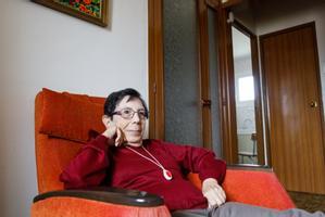 Antonia Torres, en el sillón de su casa, donde tiene insltalados varios sensores del servicio de la teleasistencia, el pasado miércoles