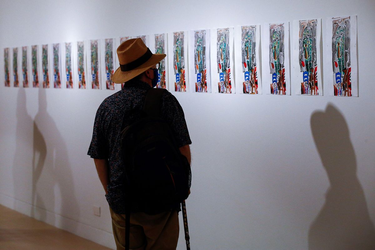 Un hombre contempla unas obras en el Museo Picasso de Barcelona Un hombre contempla unas obras en el Museo Picasso de Barcelona