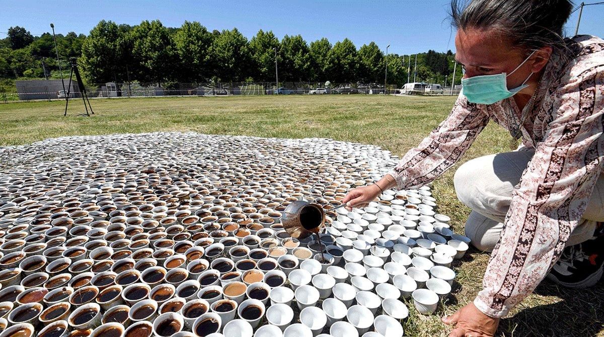 La artista bosnia Aida Šehović llena las tazas de café de la instalación ’¿Por qué no estás aquí?’, cerca del cementerio conmemorativo de la matanza de Srebrenica, en Potocari, el 10 de julio. La artista bosnia Aida Šehović llena las tazas de café de la instalación ’¿Por qué no estás aquí?’, cerca del cementerio conmemorativo de la matanza de Srebrenica, en Potocari, el 10 de julio.