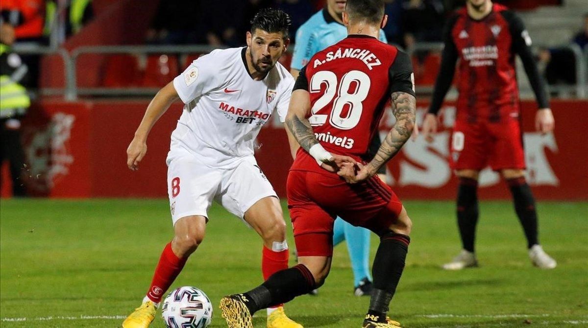 Nolito juega un balon ante Sanchez, del Mirandes, durante el partido de octavos de final de la Copa del Rey en Miranda de Ebro. Nolito juega un balon ante Sanchez, del Mirandes, durante el partido de octavos de final de la Copa del Rey en Miranda de Ebro.