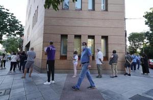 Colas a la entrada de un Centro de Salud de la Comunidad de Madrid en el distrito de Carabanchel .