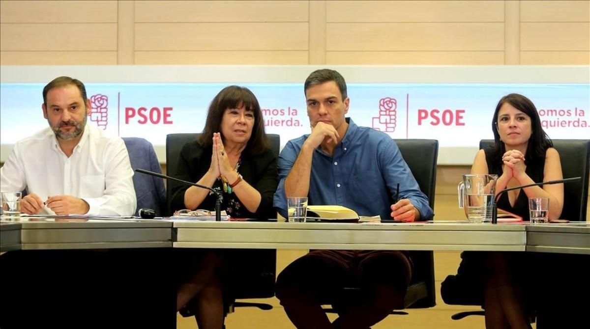 Pedro Sánchez y sus principales colaboradores, este lunes en la sede del PSOE. Pedro Sánchez y sus principales colaboradores, este lunes en la sede del PSOE.