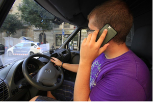 Un conductor habla con el móvil, sanción que se agrava en la nueva ley