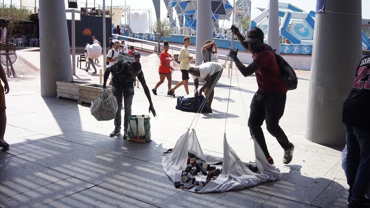 Unos manteros recogen sin poder instalarse en la zona del puerto. Unos manteros recogen sin poder instalarse en la zona del puerto.