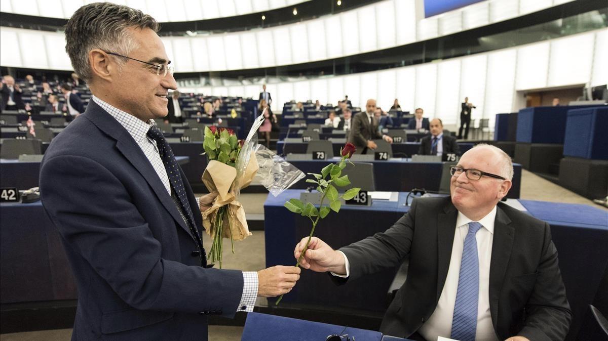El diputado del PDeCAT en el Parlamento Europeo Ramon Tremosa entrega una rosa al vicepresidente de la Comision Europea, Frans Timmermans, durante el debate de la Eurocámara sobre Catalunya en Estrasburgo.
