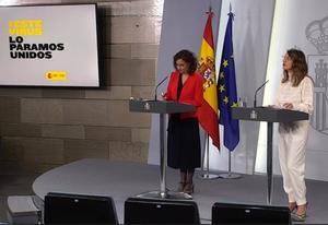 La ministra de Hacienda y portavoz del Gobierno, María Jesús Montero, y la ministra de Trabajo, Yolanda Díaz, durante la rueda de prensa tras el Consejo de Ministros extraordinario de este domingo.