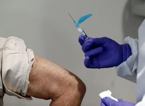 Una persona se vacuna contra la gripe.