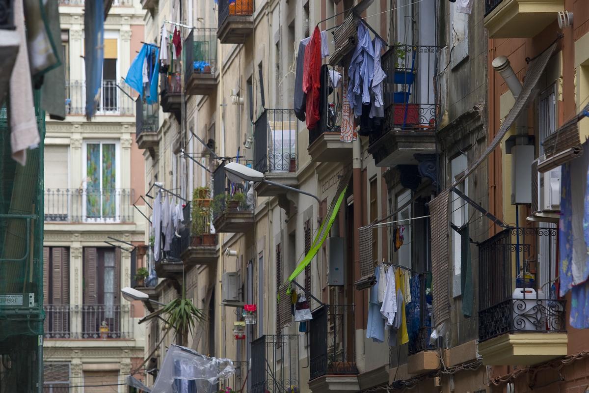 Balcones con ropa tendida en la Barceloneta, en una imagen de archivo