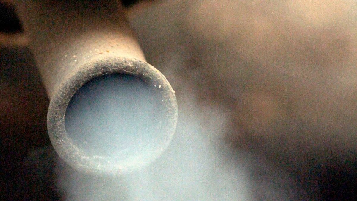 Salida de humo por el tubo de escape de un coche en Colonia, Alemania. Salida de humo por el tubo de escape de un coche en Colonia, Alemania.