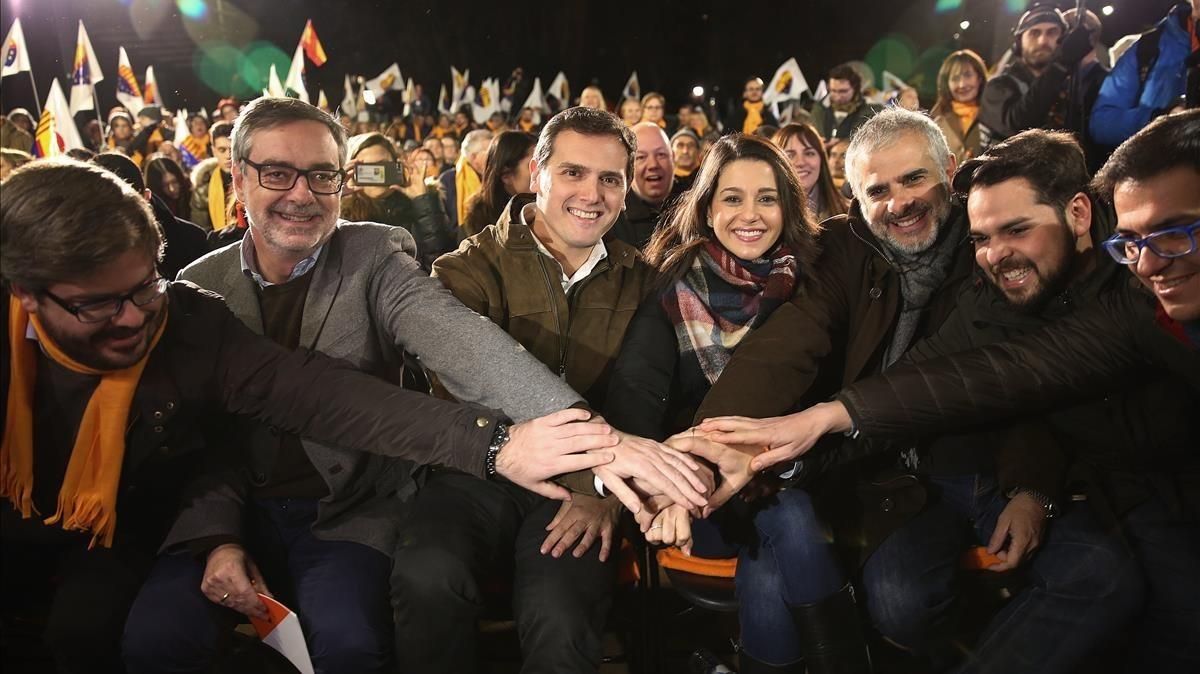 Inés Arrimadas, junto a Albert Rivera y otros dirigentes de Ciudadanos, en Barcelona. Inés Arrimadas, junto a Albert Rivera y otros dirigentes de Ciudadanos, en Barcelona.