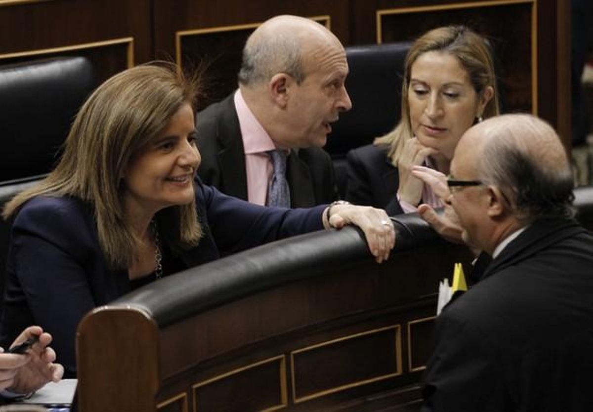 La ministra de Empleo, Fátima Báñez, habla con el titular de Hacienda, Cristóbal Montoro, este jueves, en el Congreso. La ministra de Empleo, Fátima Báñez, habla con el titular de Hacienda, Cristóbal Montoro, este jueves, en el Congreso.