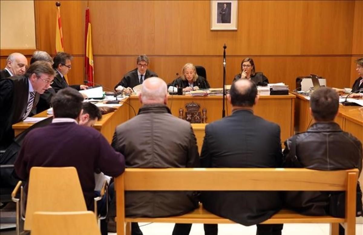 En el banquillo, este lunes, los cuatro acusados, aunque, al final, solo quedaron dos. En el banquillo, este lunes, los cuatro acusados, aunque, al final, solo quedaron dos.