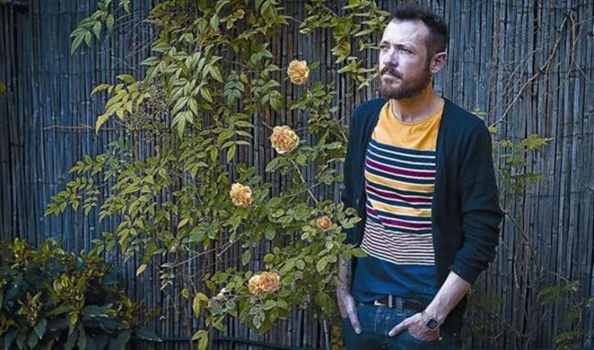 Frederic Sancho, un gay que sufrió acoso escolar por su homosexualidad, ayer a mediodía, en la terraza del Casal Lambda, en Barcelona. Frederic Sancho, un gay que sufrió acoso escolar por su homosexualidad, ayer a mediodía, en la terraza del Casal Lambda, en Barcelona.