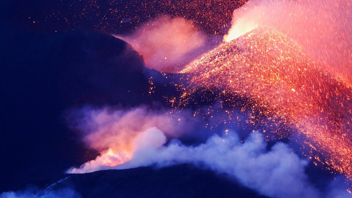 El volcán Cumbre Vieja continúa en erupción en la isla canaria de La Palma, visto desde Tajuya, España, 21 de octubre de 2021. El volcán Cumbre Vieja continúa en erupción en la isla canaria de La Palma, visto desde Tajuya, España, 21 de octubre de 2021.