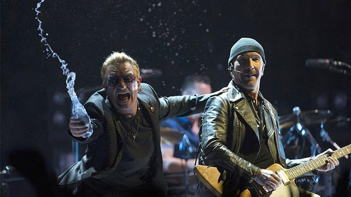 El cantante del grupo, Bono, junto al guitarrista ’The Edge’ antes del incidente en Toronto.