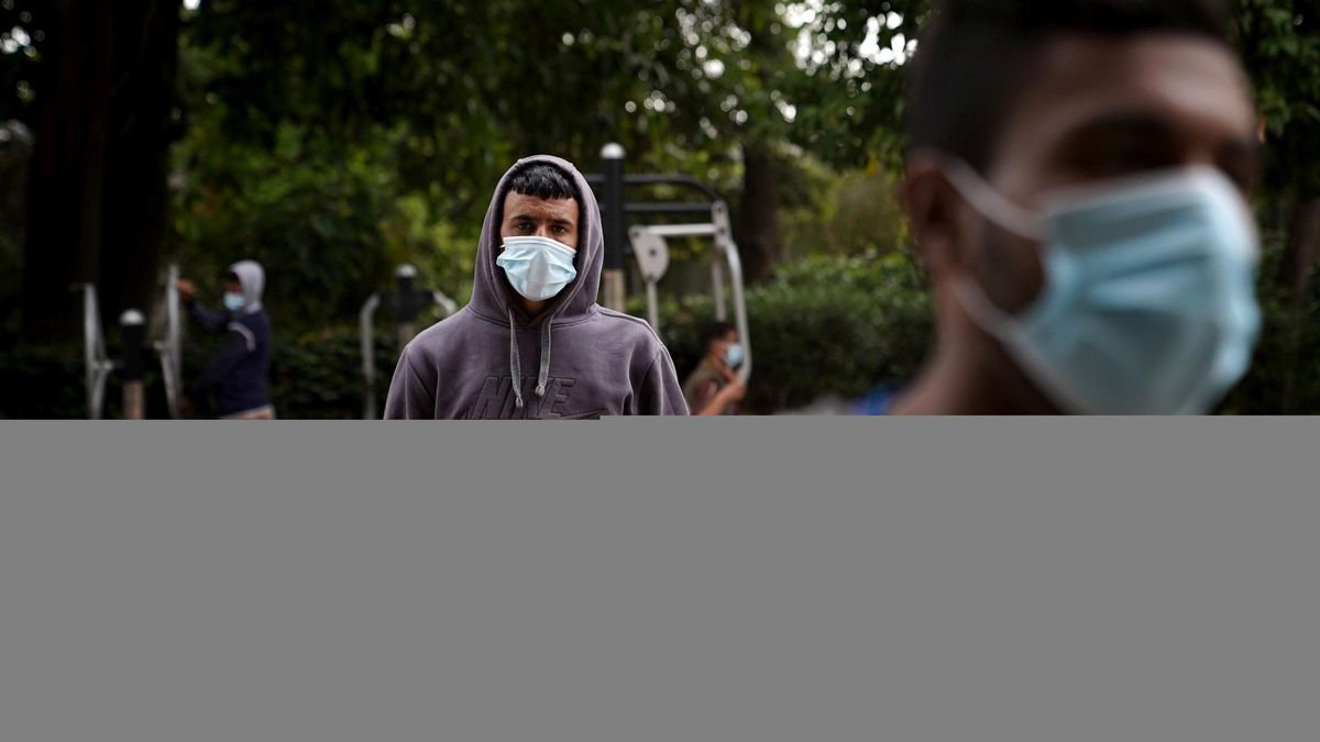 Menores migrantes en un parque de Ceuta. Menores migrantes en un parque de Ceuta.
