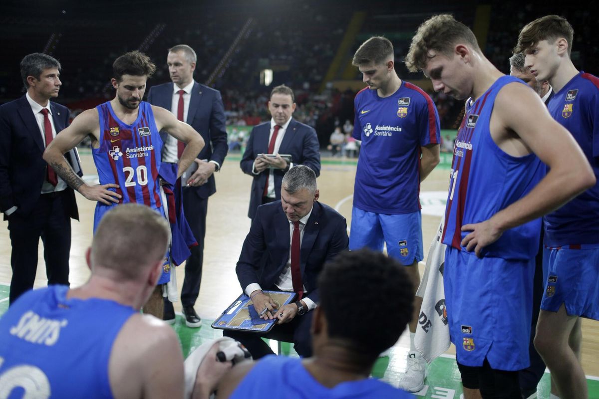 Jasikevicius da instrucciones a sus jugadores en un tiempo muerto Jasikevicius da instrucciones a sus jugadores en un tiempo muerto