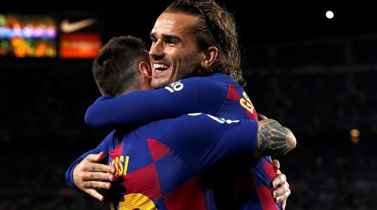 Griezmann se abraza a Messi tras recibir el centro del 1-0 en el Barça-Villarreal. Griezmann se abraza a Messi tras recibir el centro del 1-0 en el Barça-Villarreal.