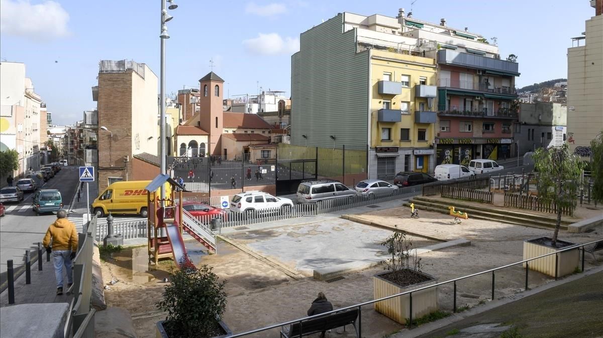 El parque infantil que se instaló en el lugar exacto en el que se hundió la cola de maniobras, tragándose un garaje y dejando dos edificios tocados de muerte. El parque infantil que se instaló en el lugar exacto en el que se hundió la cola de maniobras, tragándose un garaje y dejando dos edificios tocados de muerte.