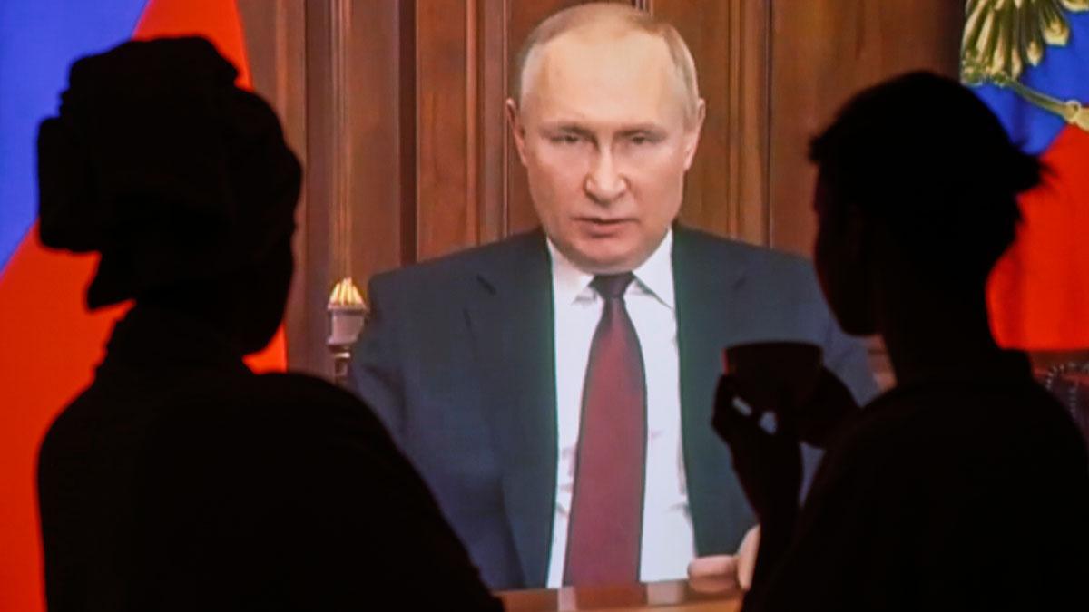 El presidente Vladimir Putin durante su anuncio televisado de la operación militar en Ucrania.