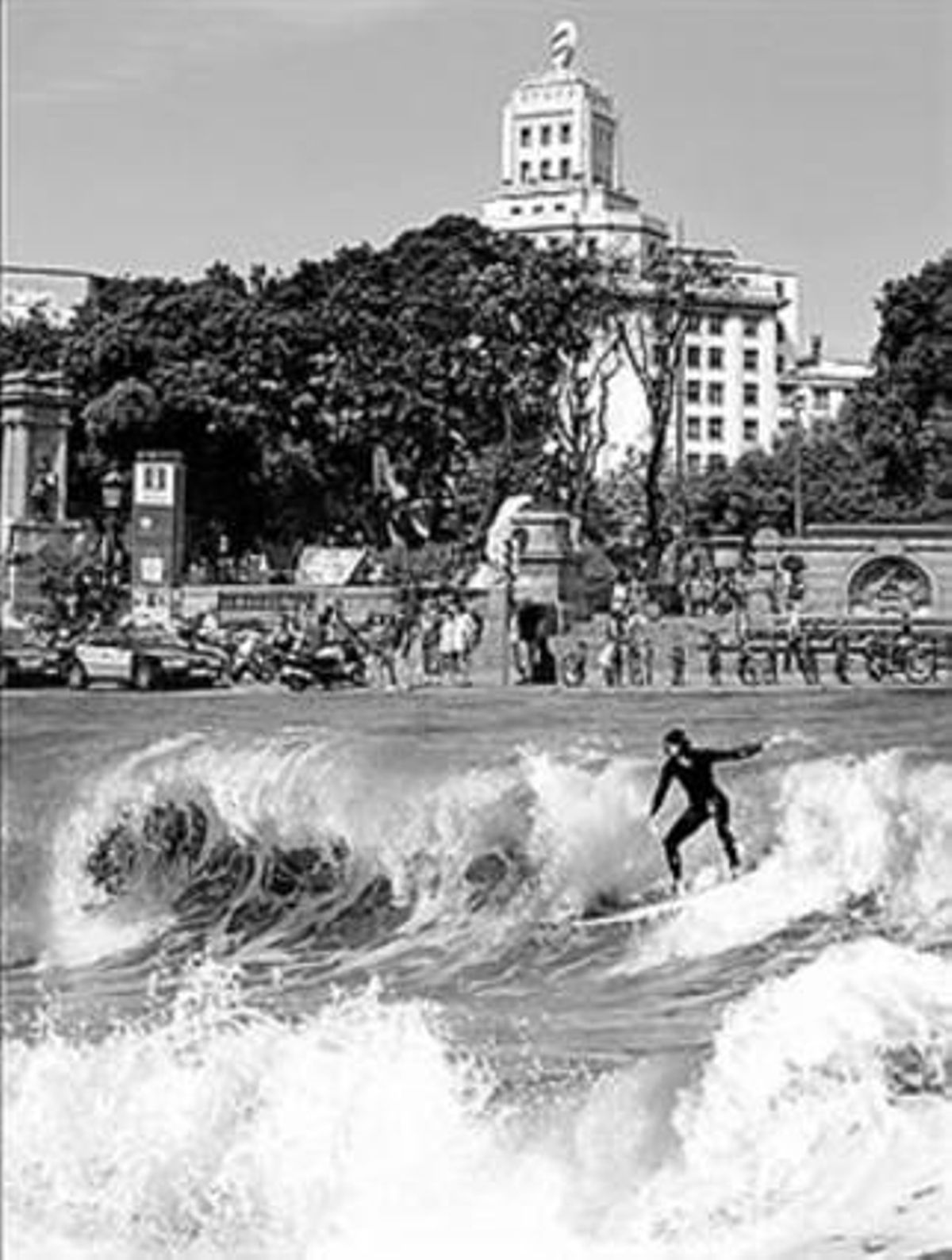 Un surfista de la playa de Sant Sebastià en la plaza de Catalunya. Un surfista de la playa de Sant Sebastià en la plaza de Catalunya.