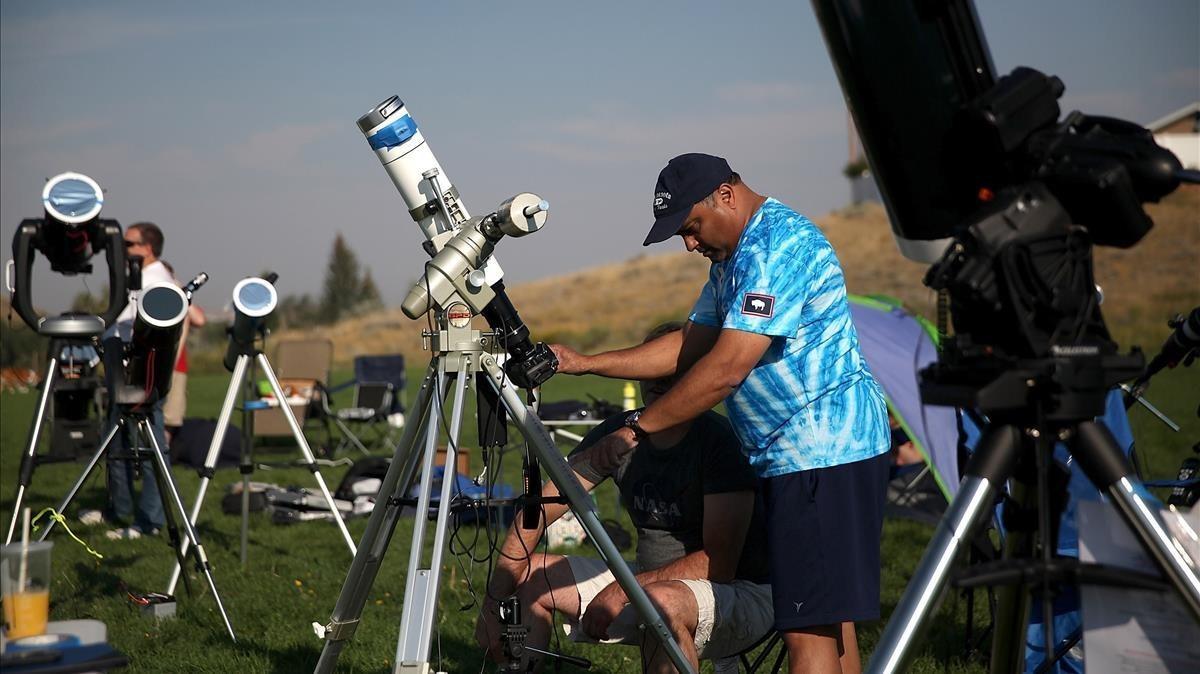 Unos aficionados equipados con cámaras y telescopios se preparan para observar el eclipse solar desde Casper, en el estado de Wyoming.