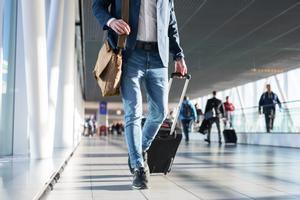 Un turista en un aeropuerto.