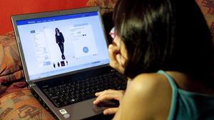 Una usuaria compra ropa en una tienda online por internet.