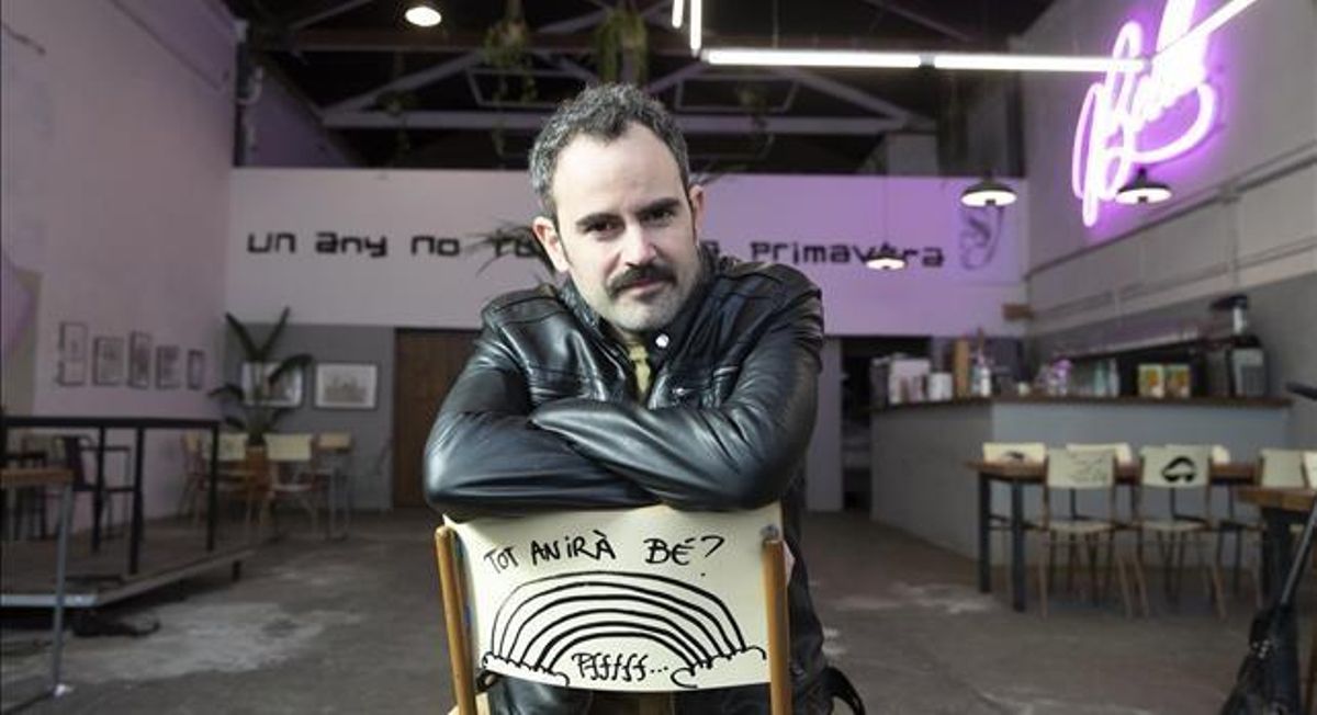 Pau Roca, sentado en una silla con ’mensaje’ de La Muriel, un vivero cultural del barrio de Gràcia. Pau Roca, sentado en una silla con ’mensaje’ de La Muriel, un vivero cultural del barrio de Gràcia.