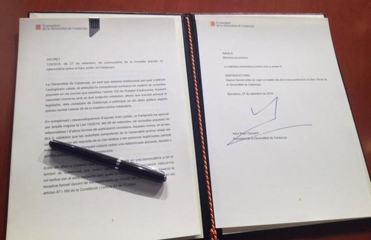 El decreto de convocatoria de la consulta, firmado por Artur Mas este sábado. El decreto de convocatoria de la consulta, firmado por Artur Mas este sábado.
