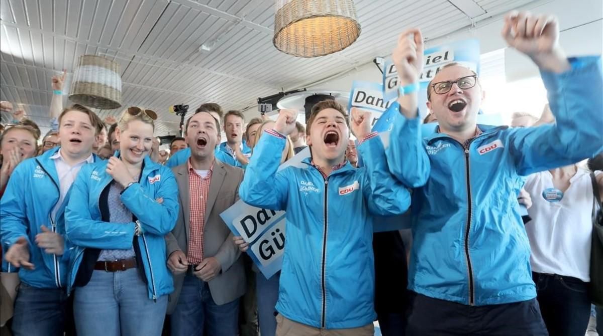 Seguidores del partido de Merkel celebran el triunfo en Schleswig-Holstein. Seguidores del partido de Merkel celebran el triunfo en Schleswig-Holstein.