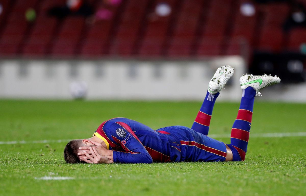 Piqué se lamenta de un golpe en el Camp Nou en el duelo contra el Paris SG. Piqué se lamenta de un golpe en el Camp Nou en el duelo contra el Paris SG.