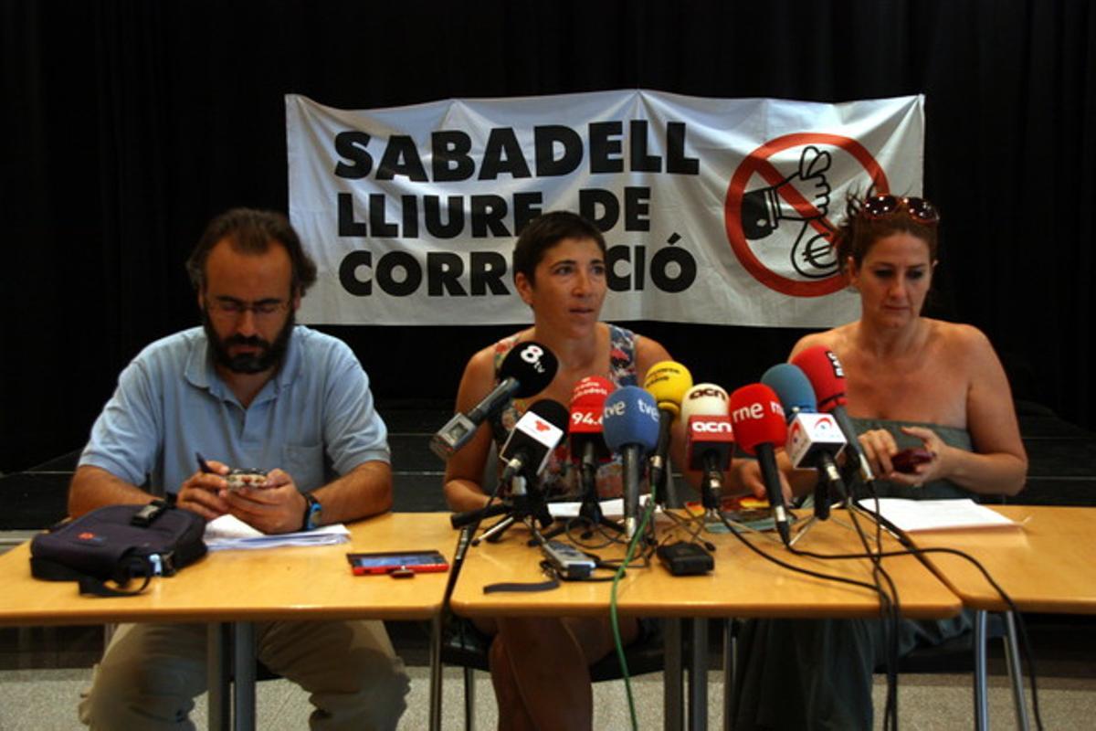L’advocat Raúl García i les portaveus de la pltaforma Mariona Aspachs i Elvi Màrmol. (horitzontal)