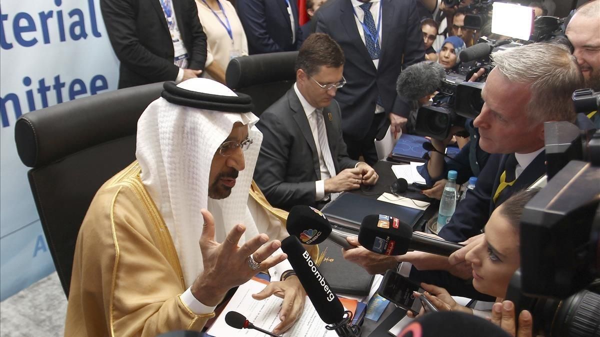 Khalid Al-Falih, ministro de Energía de Arabia Saudí, habla con los periodistas. Khalid Al-Falih, ministro de Energía de Arabia Saudí, habla con los periodistas.