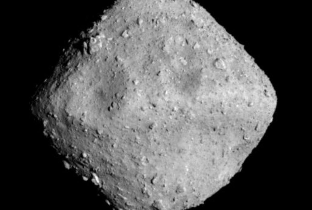 Imagen del asteroide Ryugu, capturada por la cámara de navegación óptica - telescópica (ONC-T) en la nave espacial Hayabusa-2 de JAXA, el 26 de junio de 2018, desde una distancia de 22 kilómetros. Imagen del asteroide Ryugu, capturada por la cámara de navegación óptica - telescópica (ONC-T) en la nave espacial Hayabusa-2 de JAXA, el 26 de junio de 2018, desde una distancia de 22 kilómetros.