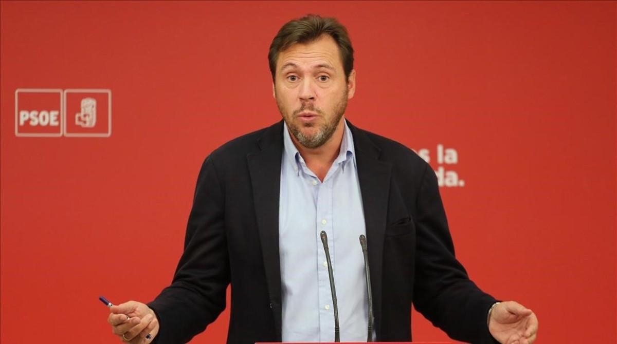 El portavoz del PSOE, Óscar Puente, este lunes en la sede del partido. 