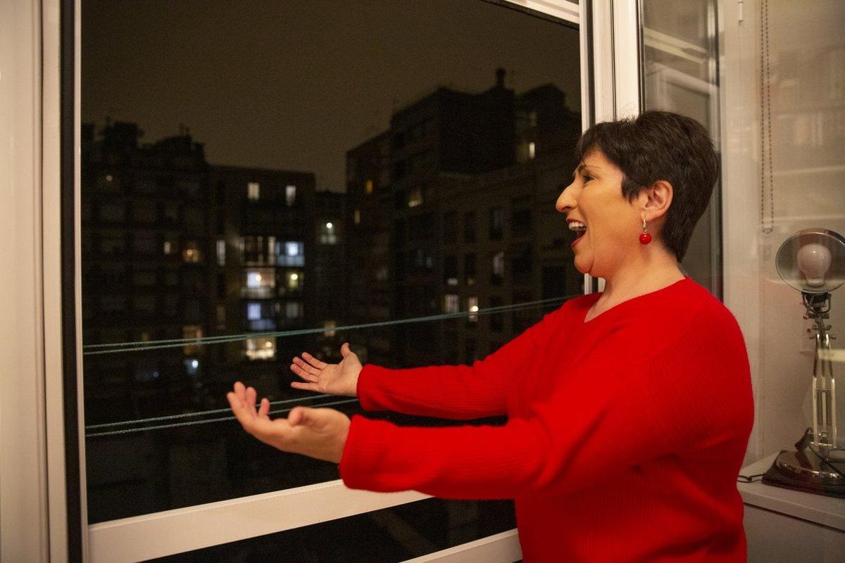 La soprano Begoña Alberdi canta desde el balcón de su casa. La soprano Begoña Alberdi canta desde el balcón de su casa.